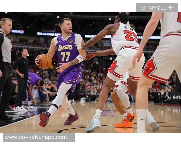 湖人半场领先猛龙一分东契奇表现抢眼詹姆斯与艾顿贡献稳定得分