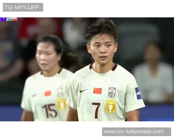 王霜第63分钟被换下替补席上右脚脚踝裹冰袋引发关注 王霜第63分钟被换下替补席上右脚脚踝裹冰袋引发关注